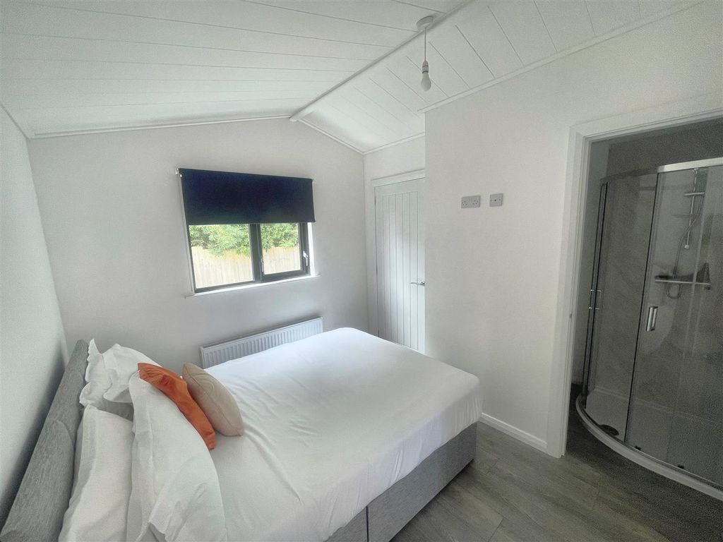 Property photo 3 of 9 Ensuite