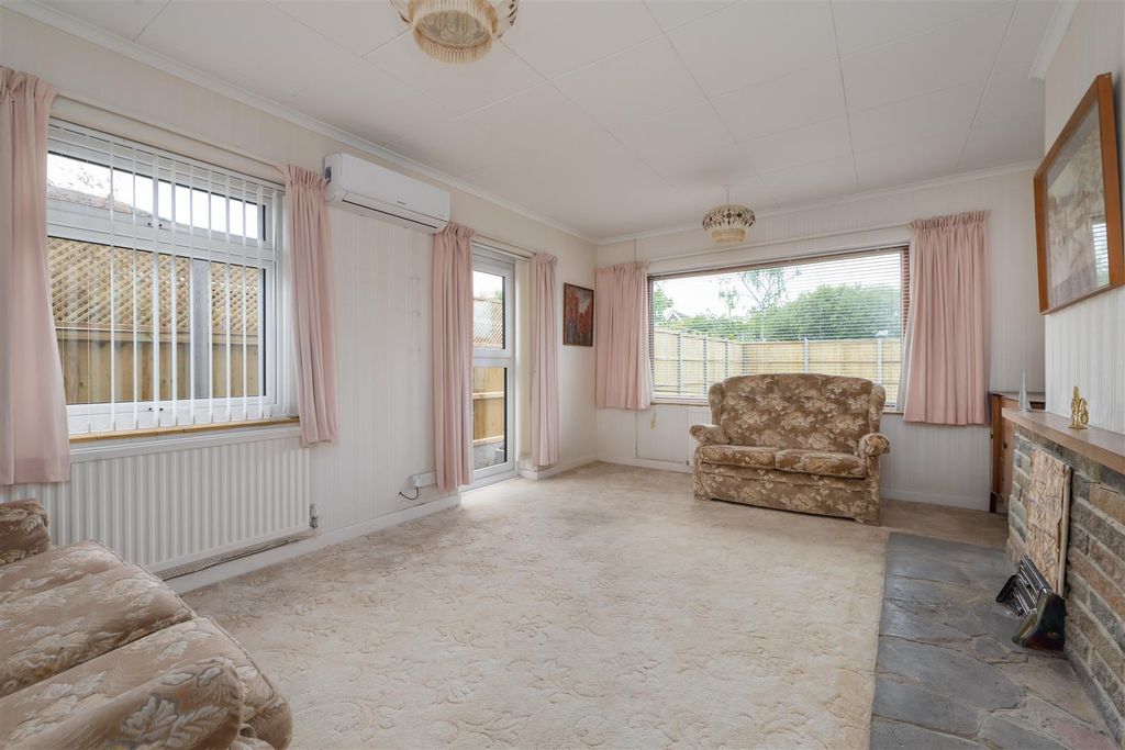 Property photo 2 of 19 Eden Road, Seasalter, Whitstable