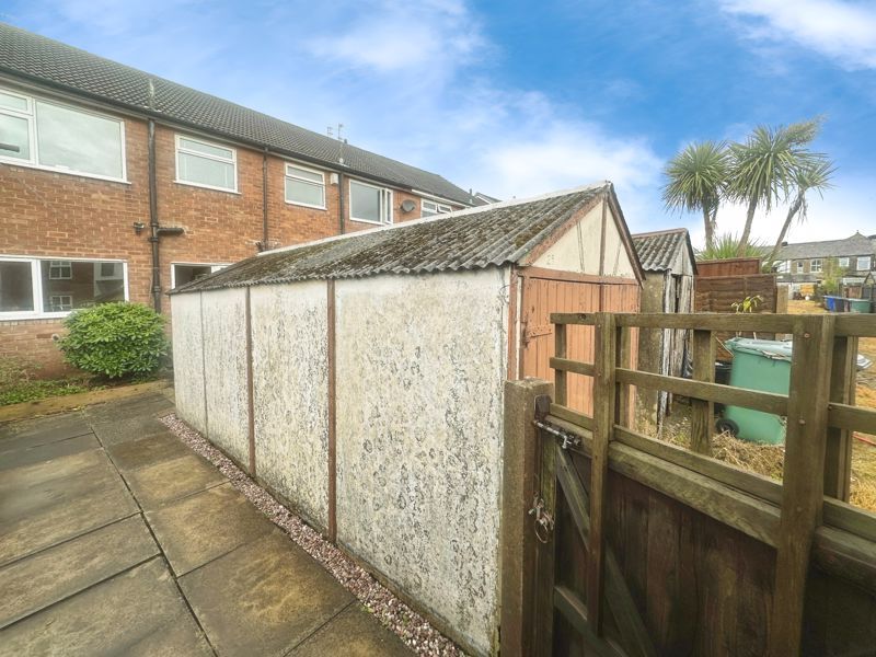 Property photo 2 of 11 Garage