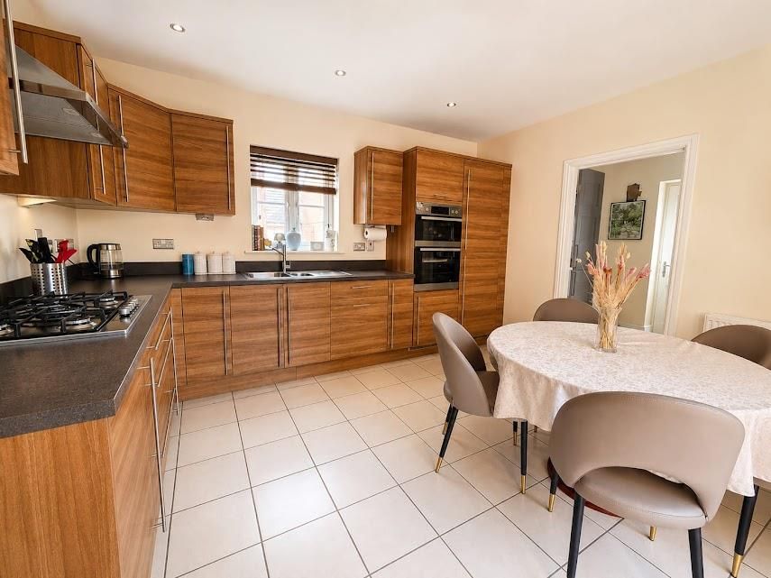 Property photo 2 of 32