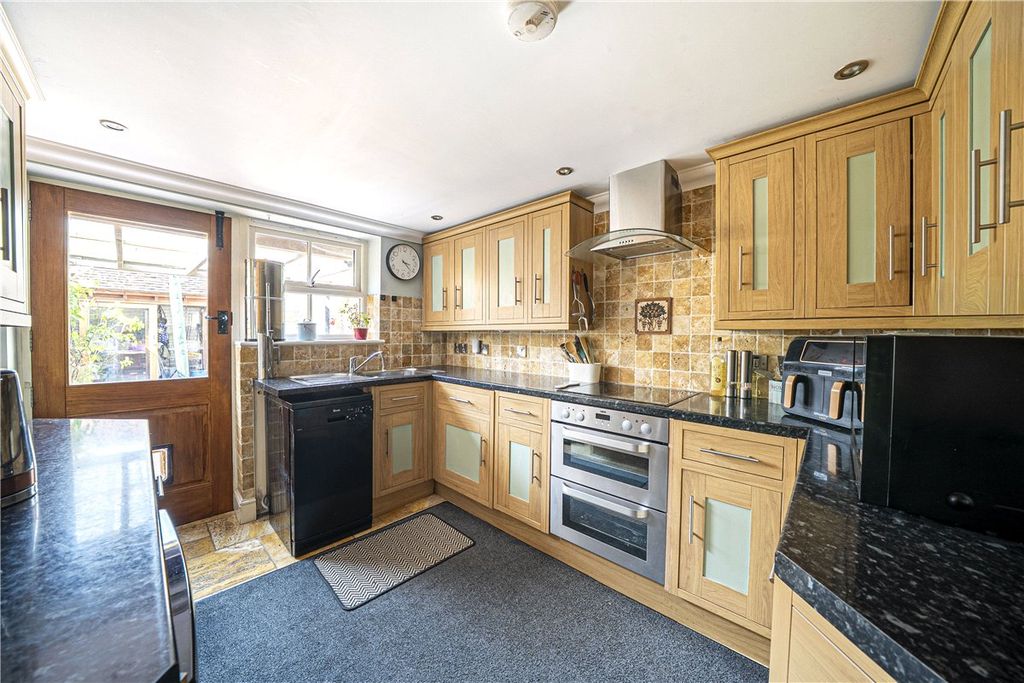 Property photo 3 of 10 Kitchen