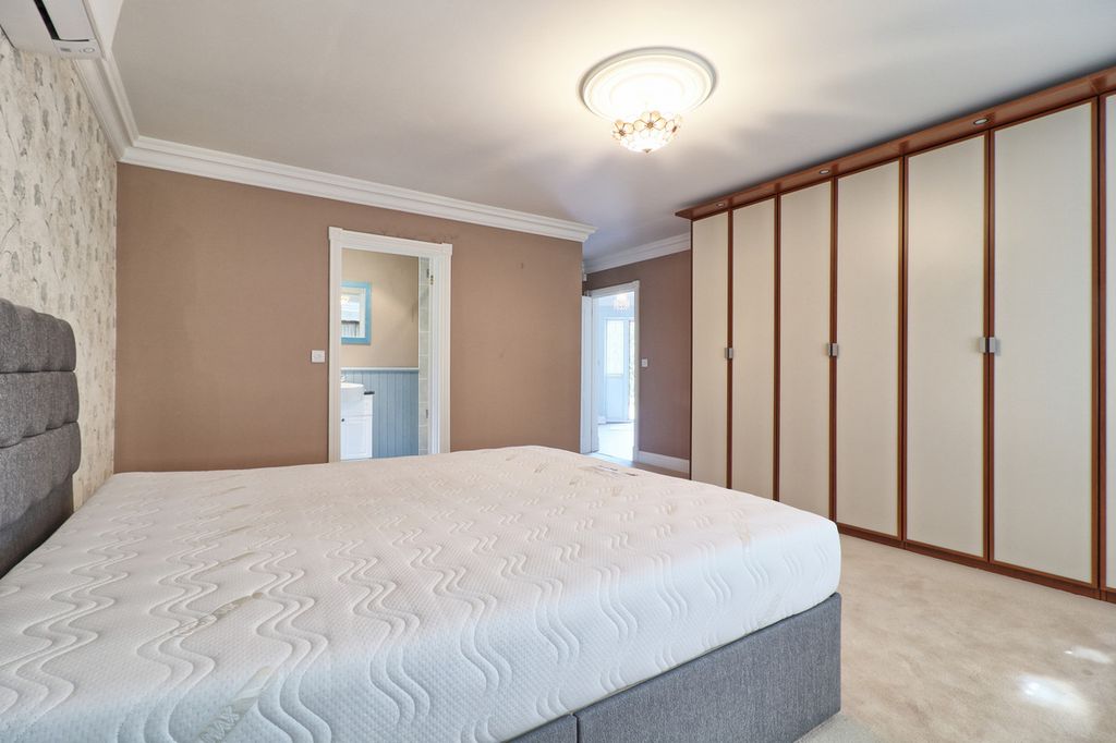 Property photo 3 of 37