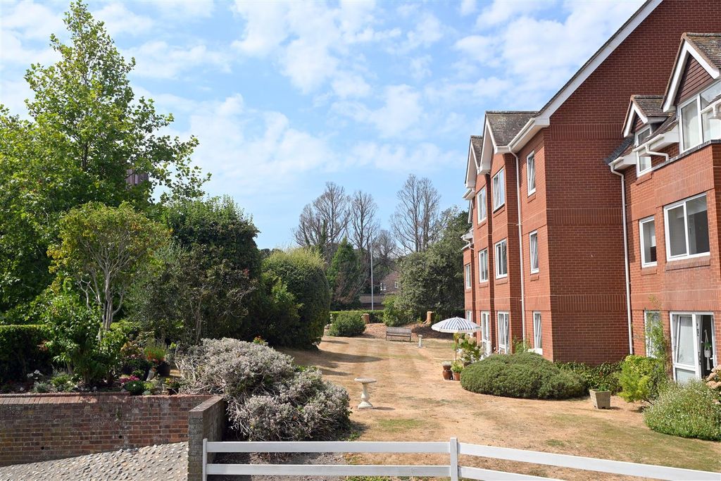 Property photo 2 of 12 Communal Gardens