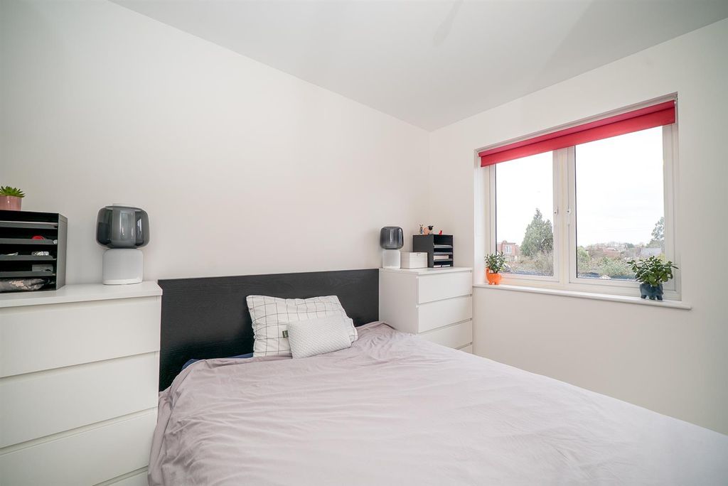 Property photo 2 of 15 Bedroom