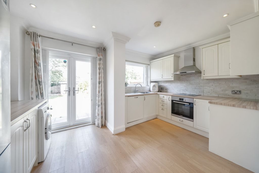Property photo 2 of 20 1301974-12-683d72...