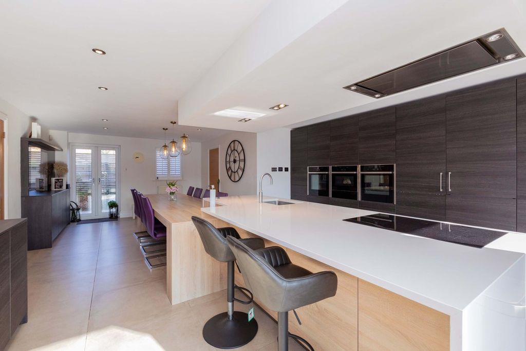 Property photo 2 of 26