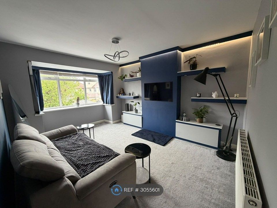 Property photo 3 of 9 Living Room / Bedroom 1