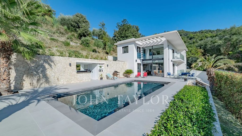 Property photo 1 of 23 Contemporary Villa In A Gated Estate In Absolute Peace
