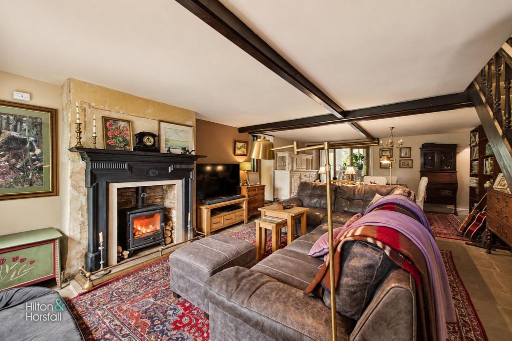 Property photo 2 of 39 Montford Cottage