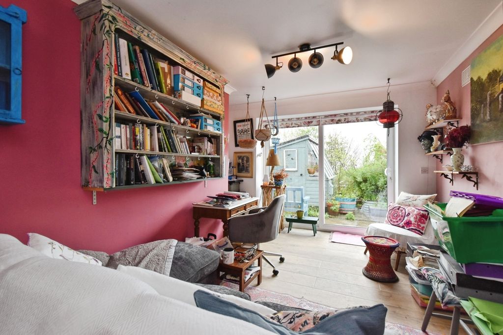 Property photo 3 of 18 Pbox-Img.Jpg