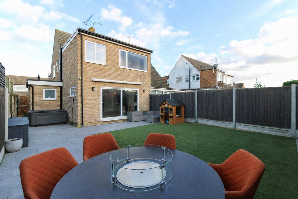 Property photo 2 of 19 Garden