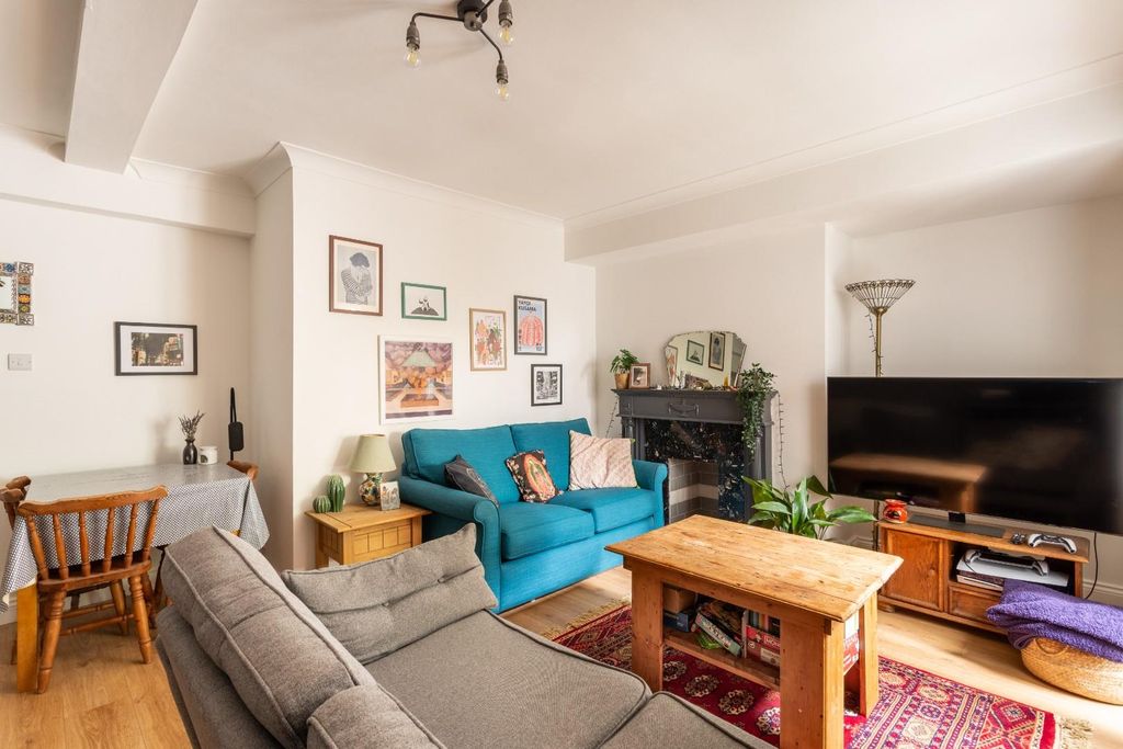 Property photo 2 of 15 Buckingham Road-13.Jpg