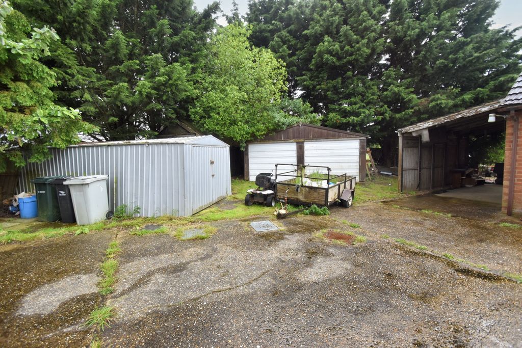 Property photo 3 of 18 Parking &amp; Outbuildings