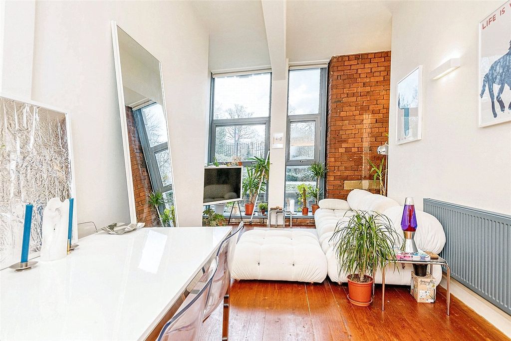 Property photo 2 of 11 Lounge Area