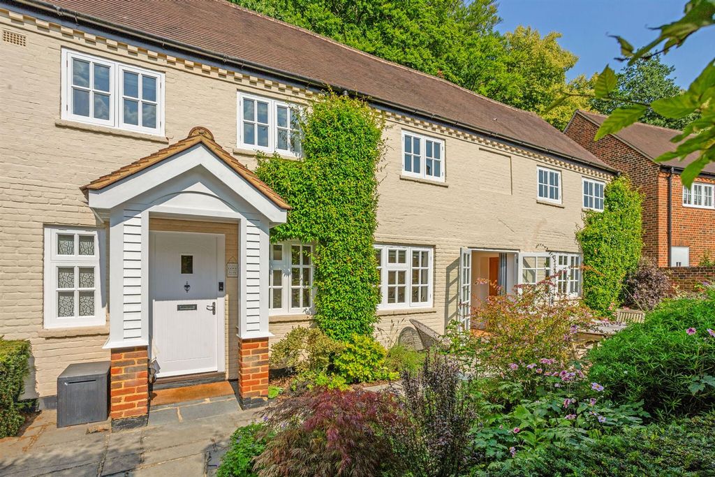 Property photo 2 of 32 76950_3 The Courtyard Moor Park (7)_Low.Jpg