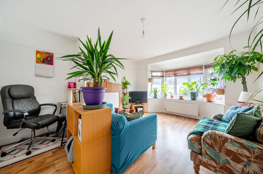 Property photo 2 of 15 1526736-17-6Aba51...