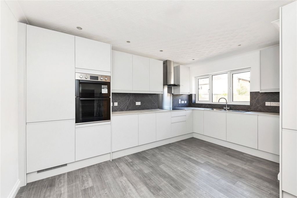 Property photo 3 of 17 Picture No. 11