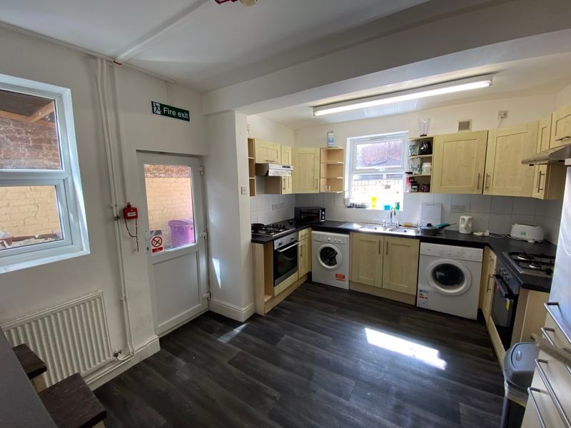 Property photo 3 of 5 Kitchen