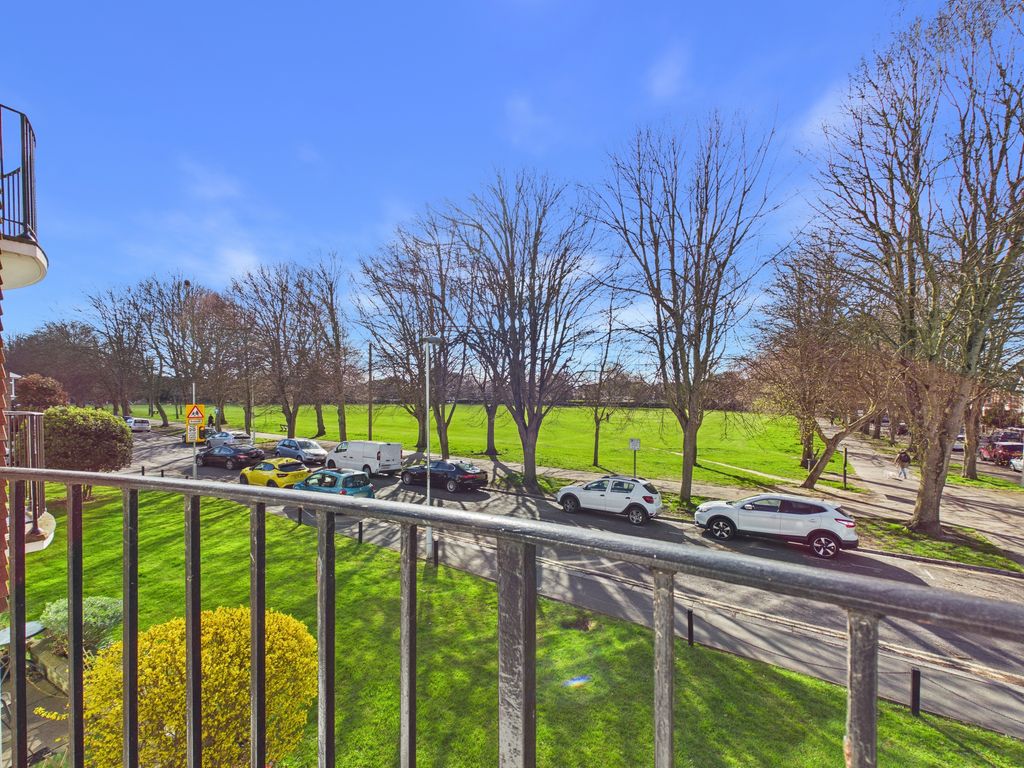 Property photo 3 of 10 Cam03519G0-Pr0500-Still003