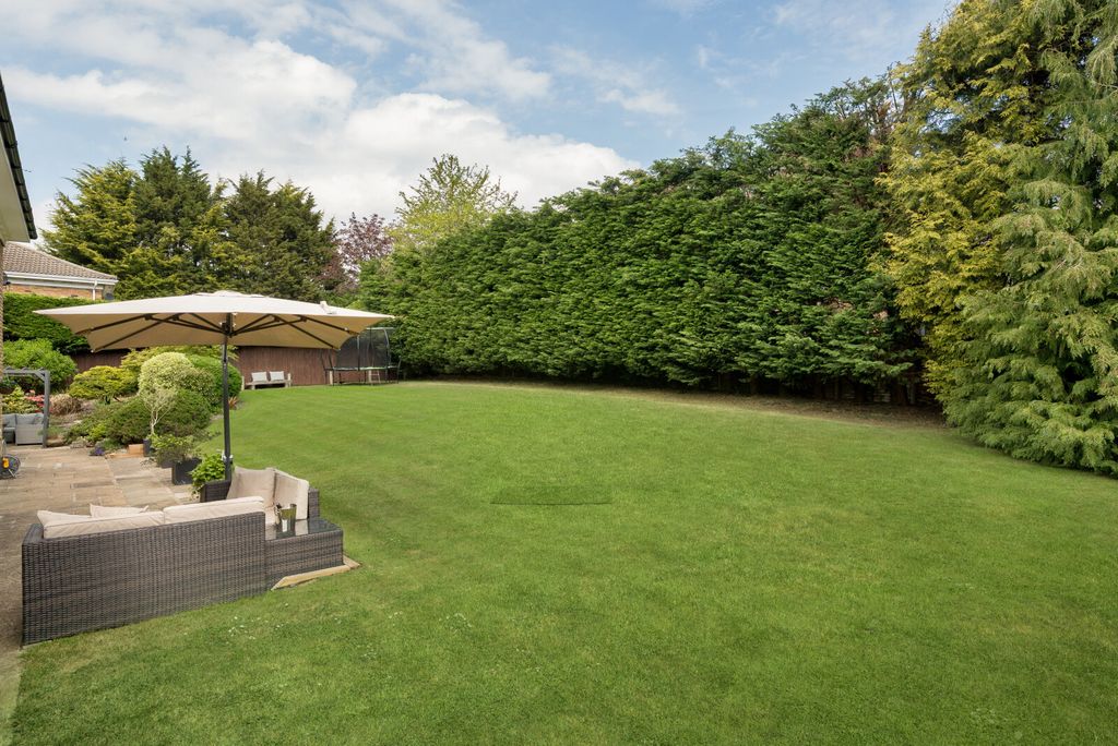 Property photo 3 of 19 Garden
