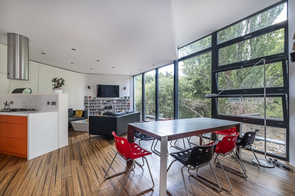 Property photo 3 of 10 40A-Dawlish-Avenu...