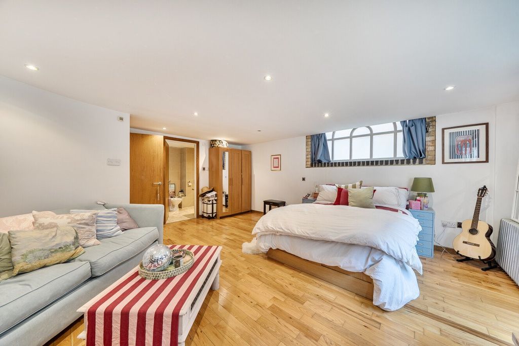 Property photo 3 of 30 Picture No. 02