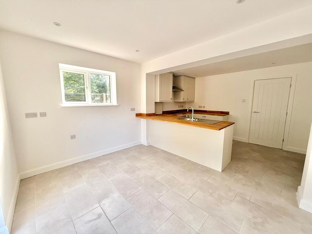 Property photo 3 of 12 Kitchen