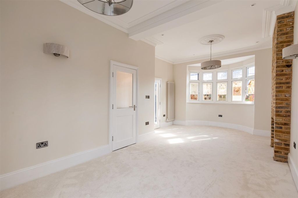 Property photo 2 of 33 Reginald Road, E7