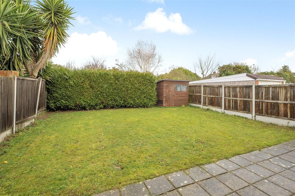 Property photo 2 of 17 Pinewood Close, Newington, Ramsgate