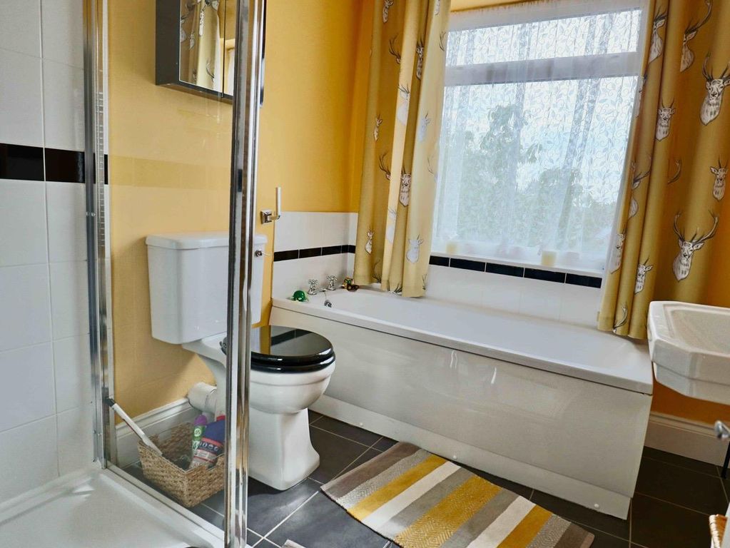 Property photo 2 of 18 Bathroom.Jpg