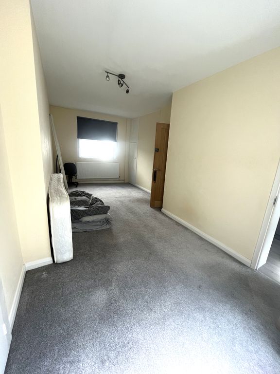 Property photo 2 of 6 Bedroom