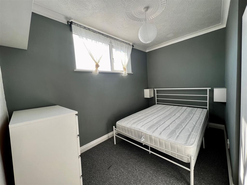 Property photo 2 of 5 Bedroom.Jpg