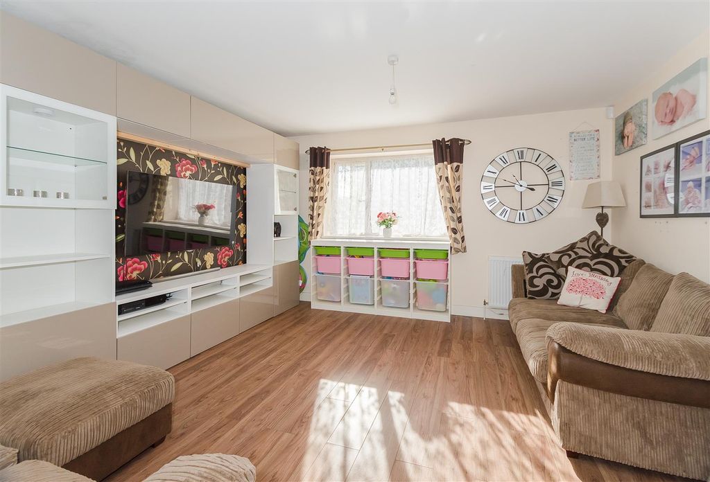 Property photo 3 of 21 53 Moreton Road Hr15.Jpg
