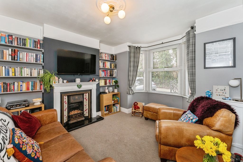 Property photo 3 of 29 Lounge