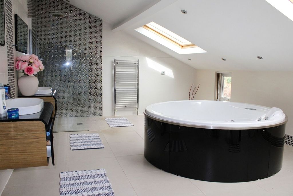 Property photo 3 of 23 Main Bathroom