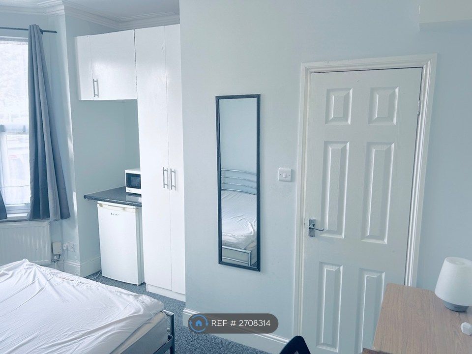 Property photo 2 of 8 Large Double Ensuite Room