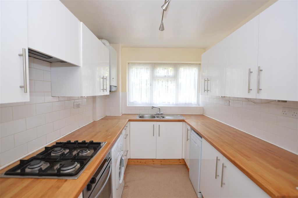 Property photo 2 of 11 19 Oaklands Kit.Jpg