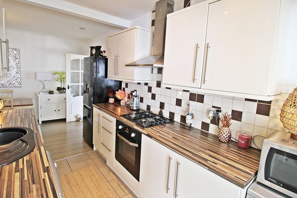 Property photo 3 of 23 Kitchen
