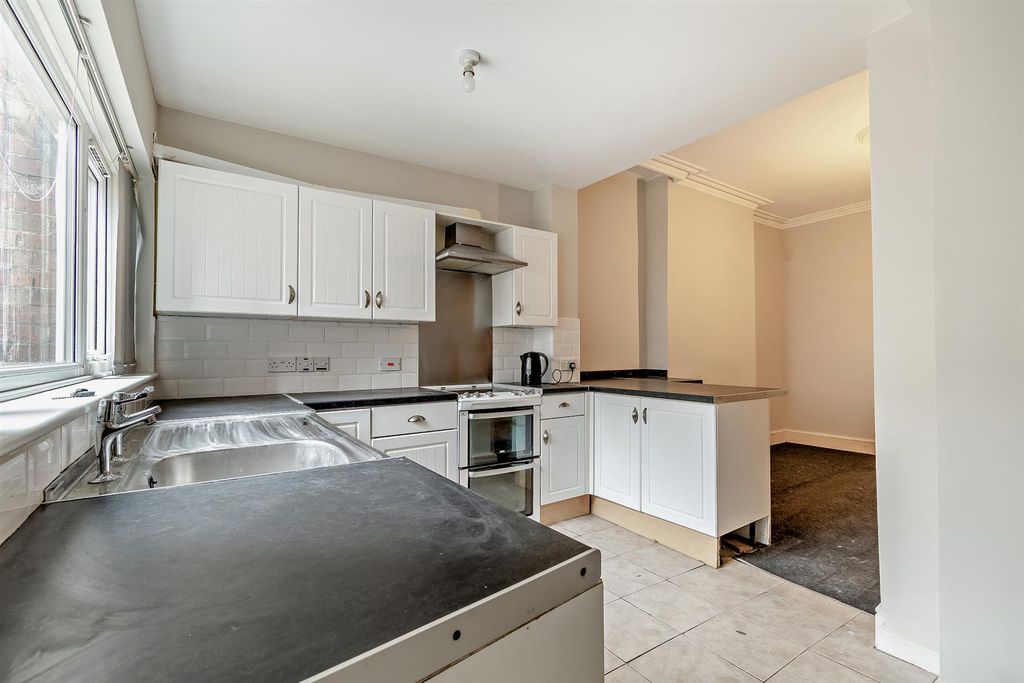 Property photo 3 of 11 8680148-Interior09-800.Jpg