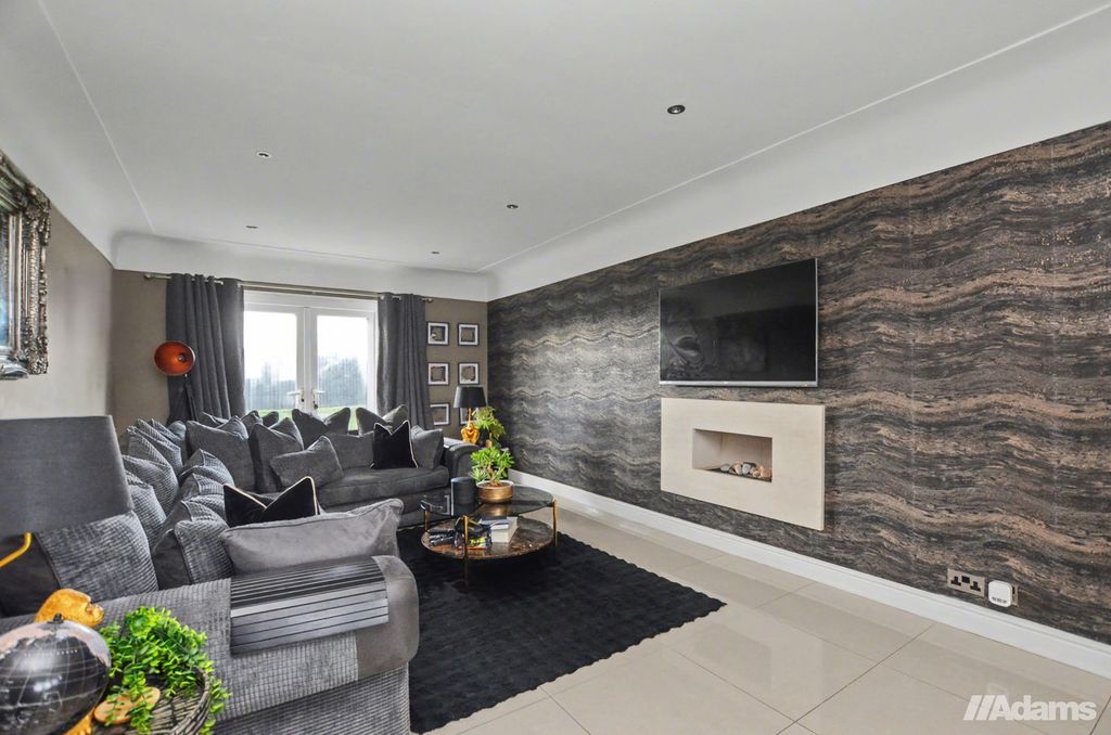 Property photo 2 of 31