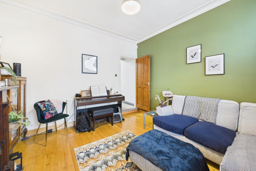 Property photo 3 of 22 Lounge