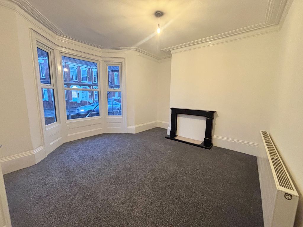 Property photo 1 of 10 Living Room