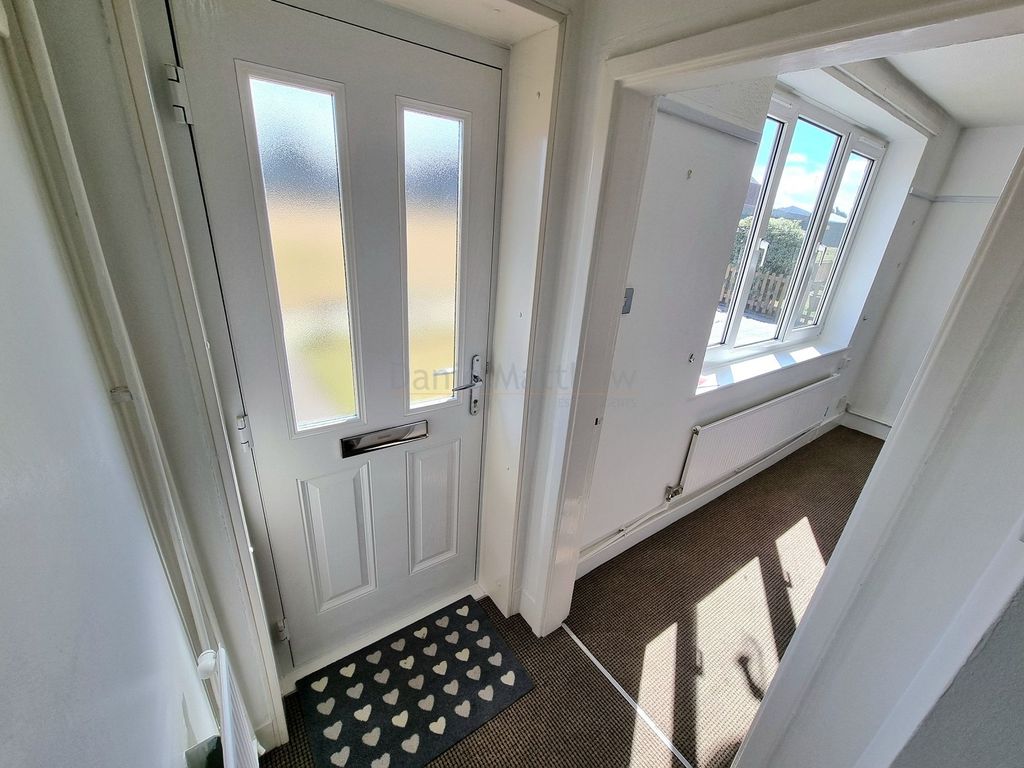 Property photo 2 of 18 Hallway