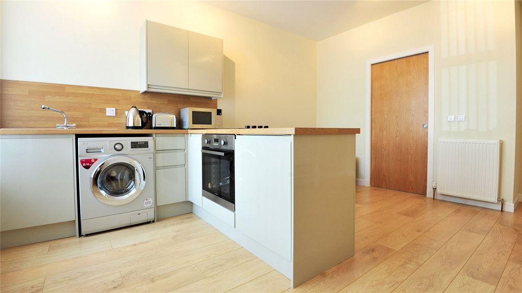 Property photo 2 of 6 Kitchen/Lounge