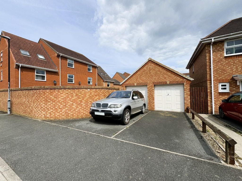 Property photo 2 of 21 Garage/Parking