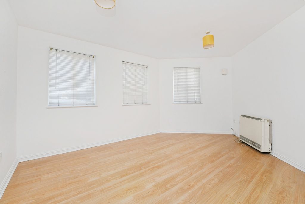 Property photo 3 of 16 Lounge