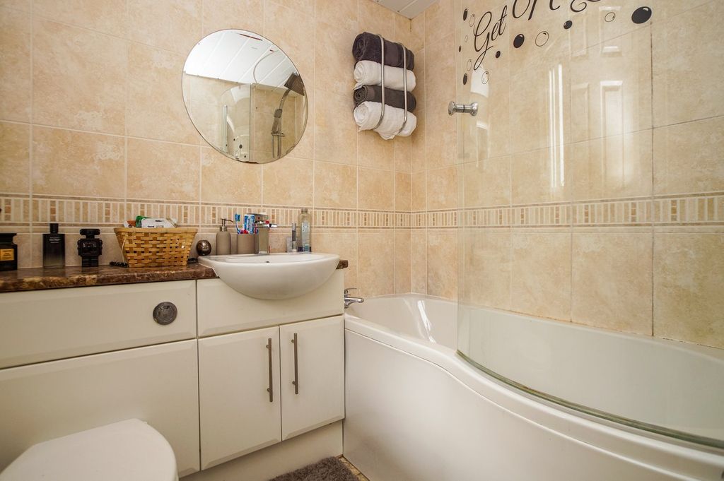 Property photo 3 of 19 Bathroom