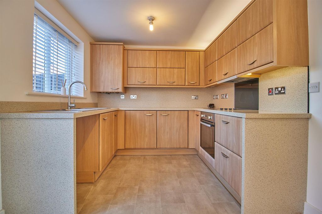 Property photo 2 of 11 Yeoman Close, Hinckley 5.Jpg