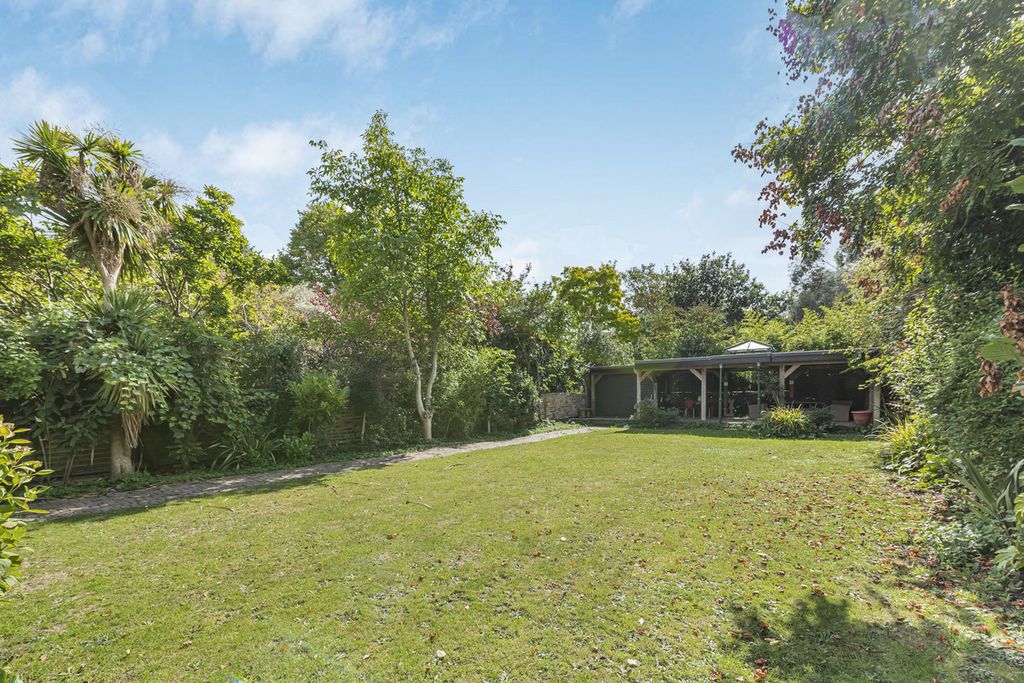 Property photo 2 of 31