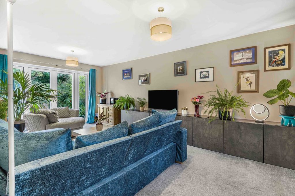 Property photo 2 of 31